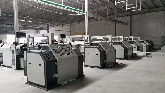 Qualité Vélin à bobine axiale horizontale avec chargement et déchargement pneumatiques, comptage de longueur de haute précision et système de conduite à conversion de fréquence usine